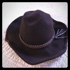 Wide brimmed hat